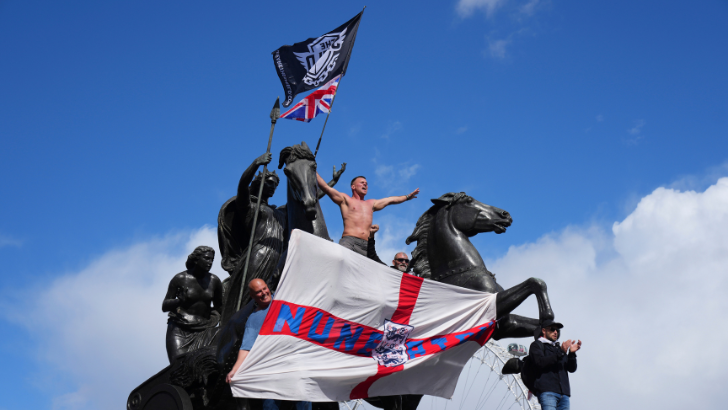 https://salarnews.in/public/uploads/images/newsimages/maannewsimage14092025_171912_London protest.png